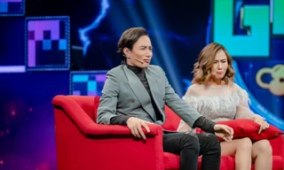 Như Thùy và Lương Thăng nhăn nhó khi vừa ăn chanh vừa hát. 