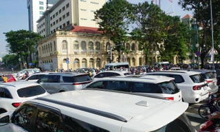 Nghìn xe 'bất động' ở ngã tư, đường trung tâm TP.HCM rối loạn sáng đầu tuần