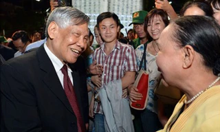 Nguyên Tổng Bí thư Lê Khả Phiêu thăm hỏi người dân trên đường hoa Nguyễn Huệ (TPHCM), tháng 1-2014 - Ảnh: SGGP