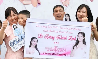 Bố mẹ đi ô tô 16 tiếng từ Tuyên Quang vào Huế cổ vũ con gái thi Hoa hậu Việt Nam 