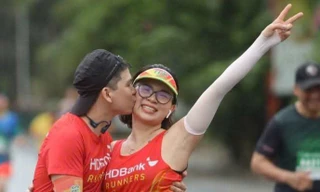 Nụ hôn trên đường chạy Tiền Phong Marathon 2025 của cặp đôi HDBank Runners
