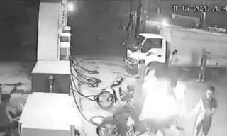 Triệu tập 3 thanh niên hút thuốc gây cháy tại cây xăng