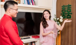 Hoa hậu Ngọc Hân ngồi xe mui trần cổ trong lễ rước dâu