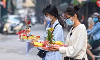 Giới trẻ đến chùa Hà vái vọng cầu duyên trong ngày 20/10
