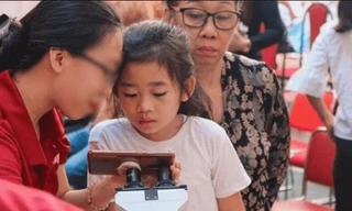 Bé Lavie và bà nội.