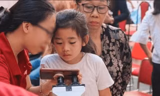 Bé Lavie và bà nội.