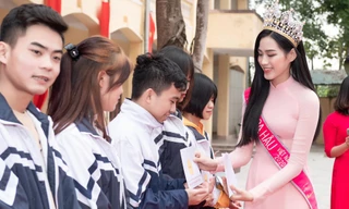 Hoa hậu Đỗ Thị Hà trao học bổng cho học sinh có hoàn cảnh đặc biệt khó khăn, học sinh nghèo hiếu học ở trường THPT Hậu Lộc 3.