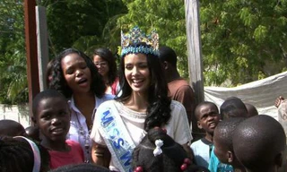 Hoa hậu thế giới gặp nạn khi từ thiện ở Haiti