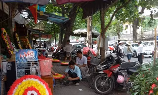 Kiếm sống bằng… 'luộc' vòng hoa đám tang