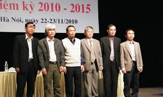 BCH mới Hội Nhà văn Hà Nội ra mắt tân Chủ tịch Phạm Xuân Nguyên (thứ 2 từ trái sang)