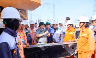 Thủ tướng Phạm Minh Chính thăm và động viên lực lượng thi công đường dây 500kV mạch 3. Ảnh: Nhật Bắc