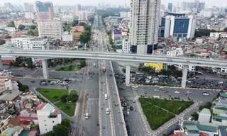 Nhờ thông xe đường Vành đai 2 trên cao và tổ chức lại giao thông nên nút giao Đại La - Giải Phóng vừa là 1/7 điểm được giải quyết ùn tắc. Ảnh: Như Ý