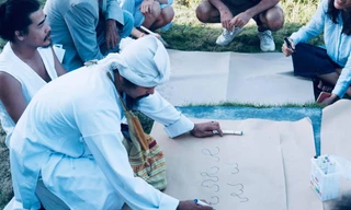 Nhà thơ Kiều Maily diễn xướng “Chỉ còn lại sỏi đá”