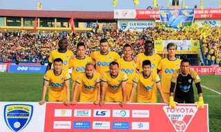 Van Bakel (hàng đứng, thứ 3 từ trái sang) trong đội hình của Thanh Hóa 