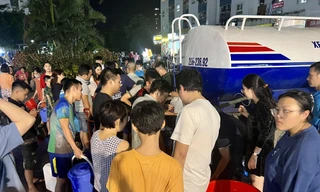 Người dân KĐT Thanh Hà xếp hàng lấy nước từ xe téc từ ngày 15/10 đến nay