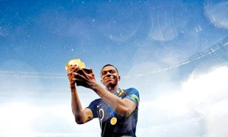 Mbappe nâng cao chiếc Cúp vô địch thế giới tại Nga 2018. Ảnh: Getty Images