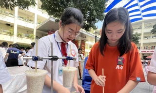 Học sinh tham gia hoạt động STEM tại Trường THCS Dịch Vọng (Hà Nội) ngày 18/5