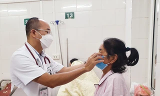 PGS.TS Ðỗ Duy Cường, Giám đốc Trung tâm Bệnh Nhiệt đới thăm khám cho bệnh nhân nhiễm nấm đen