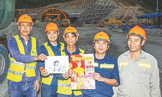 Đi trong hầm xuyên núi Đặng Thùy Trâm 