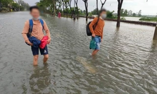 Thí sinh vượt mưa lũ xuống Tam Kỳ dự thi nhưng đến nơi nhận thông báo hoãn