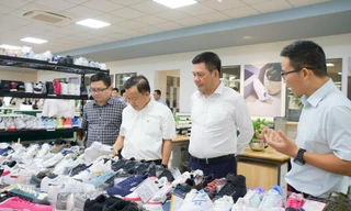 Bộ trưởng Công Thương thăm, làm việc tại một doanh nghiệp may. Ảnh: Nguyễn Bằng