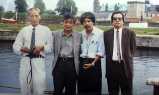 Một bức ảnh hiếm hoi. Từ trái qua phải: Phạm Tiến Duật, Ngô Văn Phú, Bảo Ninh và Hữu Thỉnh
