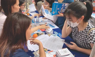 Mất an toàn tài chính, sinh viên dễ bỏ học giữa chừng. Ảnh: Nghiêm Huê