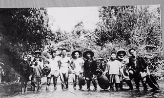 Ảnh các cán bộ báo Tiền Phong và T.Ư Đoàn với thiếu niên địa phương (khoảng năm 1954) Từ phải sang: Nhạc sĩ Phong Nhã, họa sĩ Tôn Đức Lượng (đội mũ), ông Thành (người mặc áo tối màu, đội mũ) - Nhân viên đánh máy cơ quan Trung ương Đoàn vẫn đánh máy bản thảo cho báo Tiền Phong, biên tập viên Lê Quân, liên lạc Mai Văn Hậu; nhân viên Tôn Sơn (đội mũ)