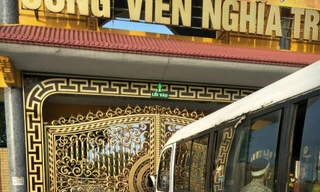 Xe tang phải đợi gần 2 tiếng mới được mở cổng. Ảnh: Hoàng Long 