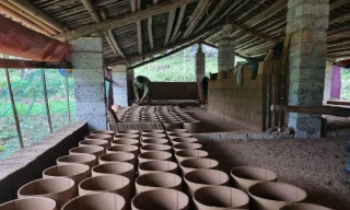 Người dân xóm Lũng Rì làm ngói máng