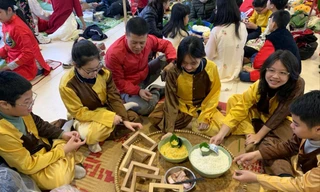 Học sinh Hà Nội gói bánh chưng trước Tết Nguyên đán để ủng hộ trẻ em nghèo