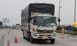 Xe chở hàng thiết yếu được công an thành phố Hà Nội ưu tiên đi luồng xanh để vào thành phố Hà Nội. Ảnh: Trọng Đảng