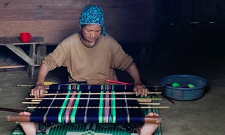 Phụ nữ Đam Pao dệt thổ cẩm 