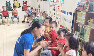 Nhiều giáo viên hợp đồng dạy ở bậc mầm non tại Nghệ An bị chậm lương, đời sống đang gặp nhiều khó khăn, thế nhưng họ vẫn nhiệt tình dạy và yêu trẻ