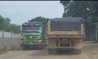 Đoàn xe “hổ vồ” cày nát đường làng ở xã Liên Sơn. Ảnh: Long Vân