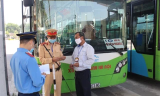 Lực lượng chức năng dừng kiểm tra xe buýt hoạt động trên đường