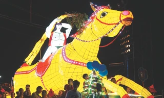 Mô hình trung thu khổng lồ diễu hành trên các tuyến đường của thành phố Tuyên Quang