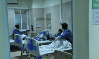 Nhiều người lớn mắc thủy đậu đang điều trị tại Bệnh viện Thanh Nhàn