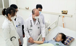 PGS.TS Đỗ Duy Cường thăm khám bệnh nhân mắc não mô cầu