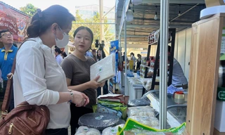 Doanh nghiệp tỉnh Lâm Đồng giới thiệu nông sản đến người tiêu dùng TPHCM. Ảnh: U.P