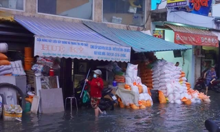 Nước ngập khiến việc kinh doanh của người dân bị ảnh hưởng. Ảnh: Hữu Huy