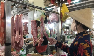 Nhiều mặt hàng tại chợ TPHCM vẫn neo ở mức giá cao, sức mua yếu