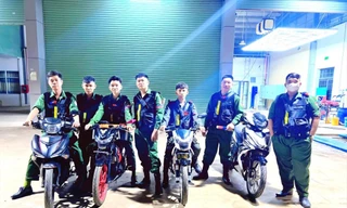 Nhóm bạn trẻ thức đêm hỗ trợ người đi đường gặp sự cố