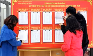 Phường Kim Giang (quận Thanh Xuân, Hà Nội) niêm yết danh sách cử tri lấy ý kiến về việc sắp xếp đơn vị hành chính phường, giai đoạn 2023 - 2025. Ảnh: PV