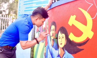 Lê Văn Đông - Bí thư Chi đoàn xóm 1, xã Nghĩa Thuận, thị xã Thái Hòa (Nghệ An) vẽ tranh bích họa tại trường mầm non của xã