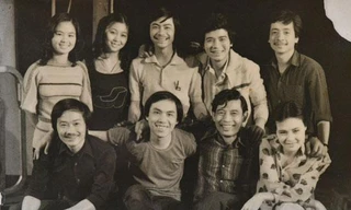Ông Tạo (hàng trên, thứ hai từ phải sang) cạnh nhà viết kịch Lưu Quang Vũ