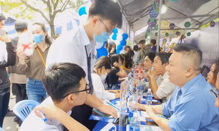 Thí sinh được các chuyên gia giải đáp thắc mắc tuyển sinh ngày 8/1 tại TPHCM. Ảnh: Nguyễn Dũng