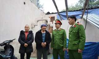 Công an thị trấn Na Dương và vợ chồng ông Ðược bàn triển khai sửa chữa nhà