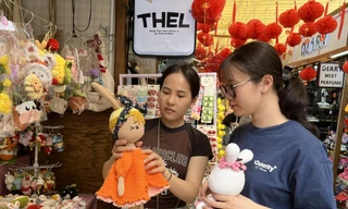 Thùy Trang (trái) đã 2 năm về Tết muộn để bán hàng dịp cuối năm. Ảnh: U.P