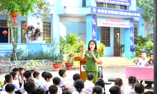 Đại úy Phan Thị Hồng Ngọc (Phòng Cảnh sát ma túy Công an tỉnh Bình Dương) tuyên truyền phòng chống ma túy trong học đường